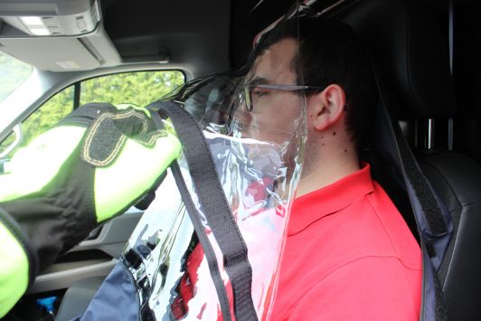 Couverture de protection pour patients, avec visière interchangeable